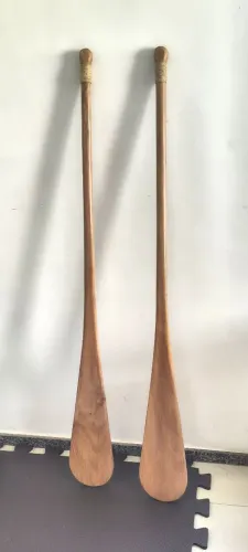 Vendo dois remos decorativos de madeira, medindo 1,50 mt cada, ja selados.