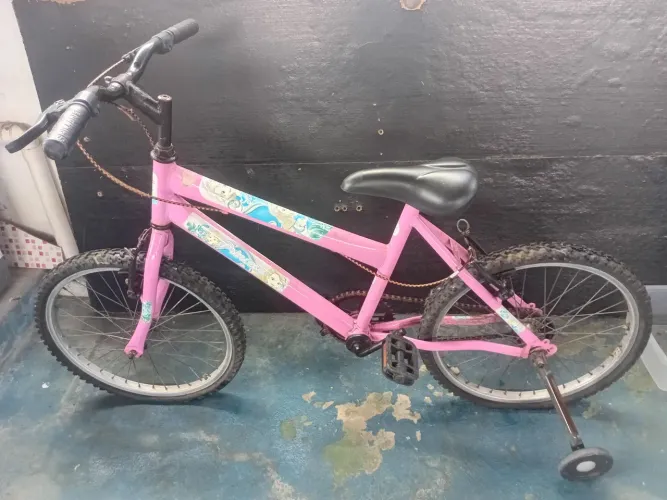 Bicicleta semi nova pouco uso.