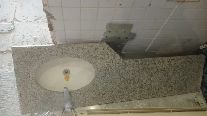 Bancada de banheiro com cuba embutida