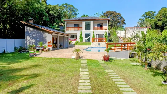 Vende belíssima chácara em condomínio fechado em IBIÚNA