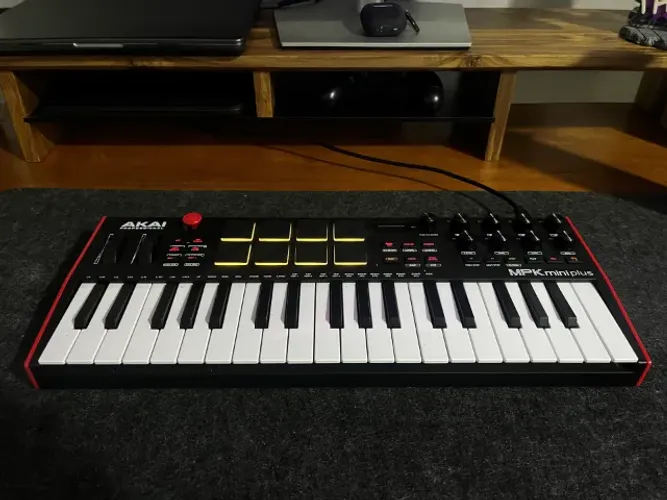 Akai MPK mini Plus 37 teclas impecável com manual e cabos