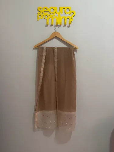 Lenço bege com fio dourados super na moda