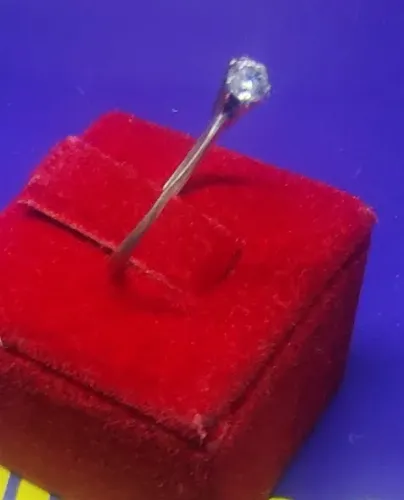 Anel Diamante 3 mm Debutante 5 Anos Aparador Noivado Ouro 18 kilates Peso 0.60 Grama