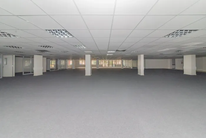 Sala de 845m² para locação, no 4º distrito.