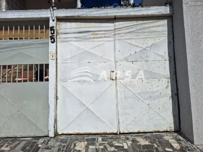CASA TÉRREA, COM AMPLA SALA, COZINHA AMERICANA, CORREDOR EXTERNO, ÁREA DE SERVIÇO, TRÊS QU