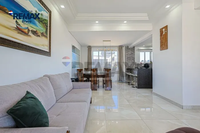 Sobrado Triplex com 220m², 3 quartos sendo uma suíte com closet, quintal, ático e duas vag