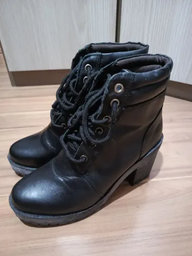 Bota em couro legítimo