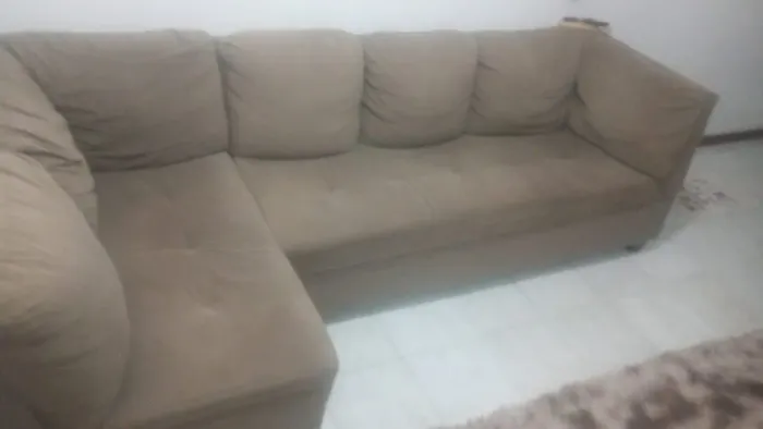 Vendo sofá 3 e 2 lugares 700 reais, chama no WhatsApp * ou + *