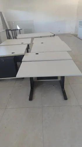 Mesas de computador . Cada uma