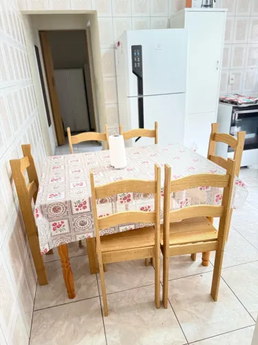 Mesa com 4 cadeiras
