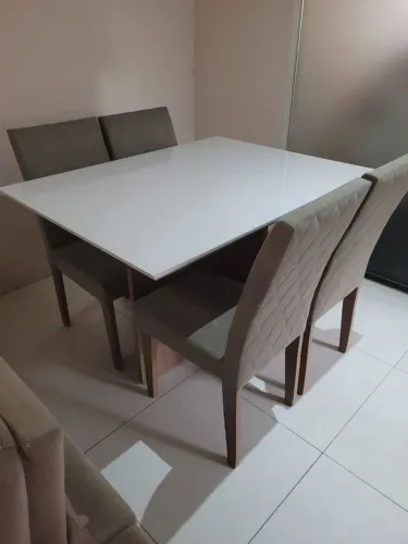 Mesa com tampo de vidro 4 cadeiras