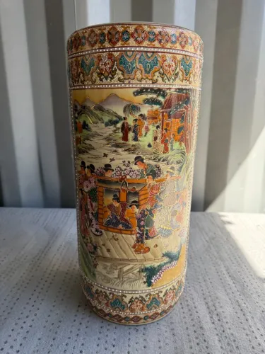 Porta guarda-chuva em porcelanda Satsuma com acabamento vitrificado.