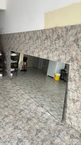 Vendo espelho grande. Perfeito para estúdio/salão.