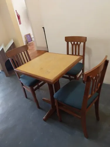 Vendo conjunto de mesa quadrada em madeira com 4 cadeiras.