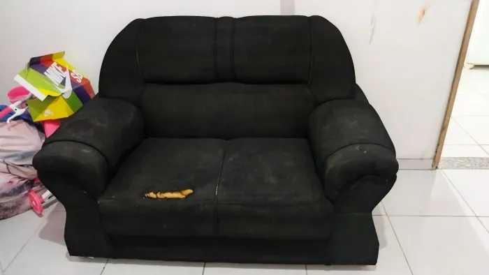 Sofá preto 2 lugares