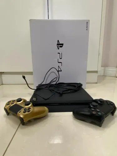 PS4 Slim 500GB + 2 Controles Originais (Preto e Dourado) - Bom Estado