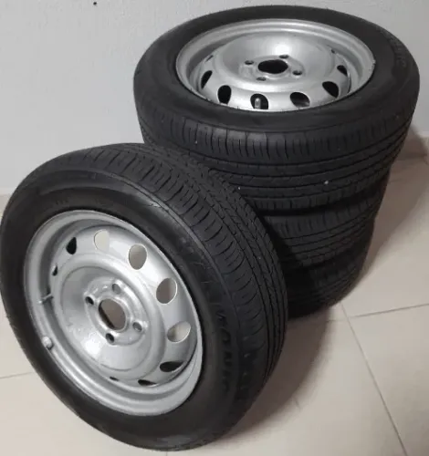 Jogo de Rodas com Pneu Spedmax 175/60/13 - Furação 4X100 + Calotas GM