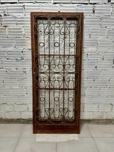 Porta de Ferro Maciça com Grade Trabalhada - Estilo Antigo / Rústico