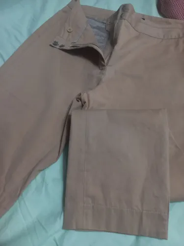 Calça de alfaiataria bege da marca Eva