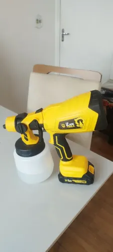 Máquina de pintura sem fio. A bateria