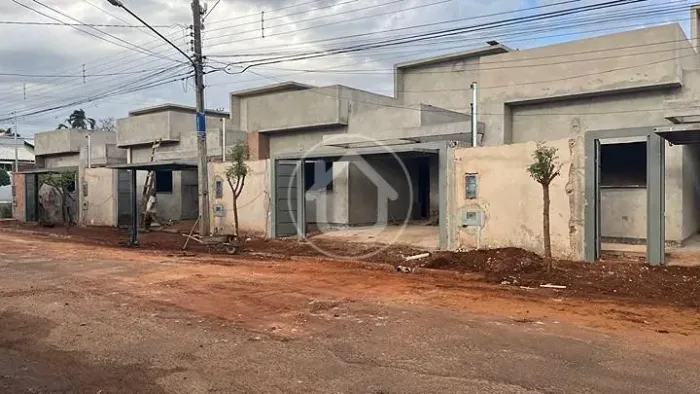 CASA COM 02 QUARTOS SENDO 01 SUÍTE