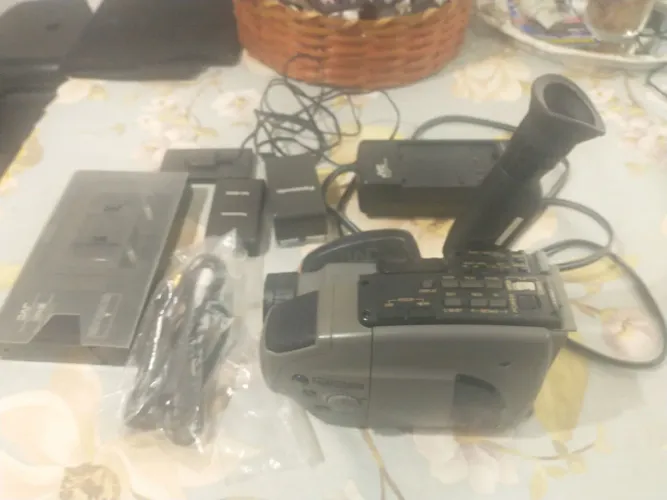 Câmera JVC ano 1993 na caixa original, com bateria e carregador 