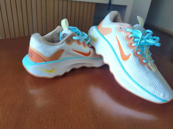 Tênis Nike Motiva Edição especial (talla 41)