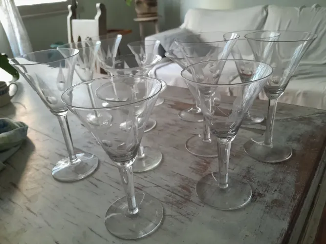 Lindas taças lapidadas de cristal,  são 3 taças de champanhe, 3 água,  1 licor,5 vinho