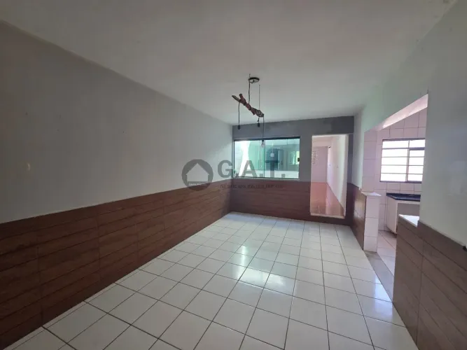 Casa para locação: Imóvel com 2 quartos, 2 salas, 1 banheiro, 5 vagas de garagem em Jardim