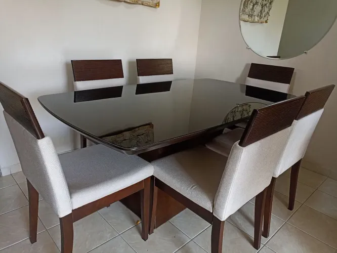 Uma Mesa e Seis Cadeiras de Madeira Maciça na Cor Imbuia