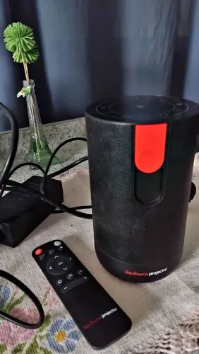 Projetor com Brilho Intenso - Alta Definição - Foco Automático - Bateria