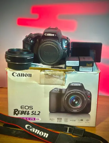 CANON EOS Rebel SL2 - DSLR Kit com 4 baterias 2 Lentes Observação na Lente Sigma