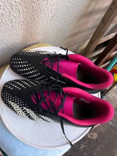 CHUTEIRA DE TRAVA ADIDAS ACCURACY.4