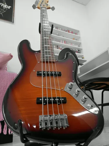 Contrabaixo Fender