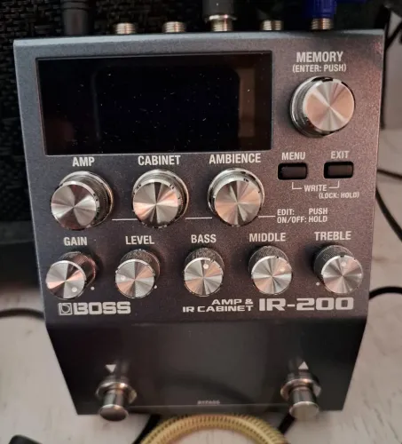 BOSS IR200 - SIMULADOR DE AMPS