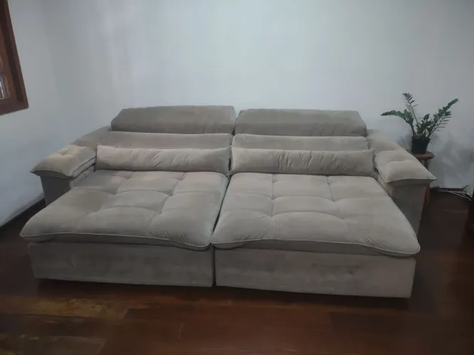 Sofá retrátil de 4 lugares.