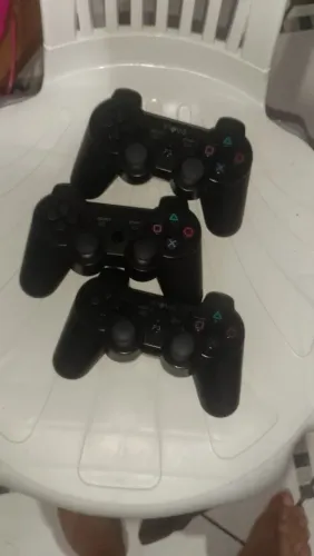 Vendo ps3 desbloqueado na versão 4.93 com 3 controles mais 1 com um defeito, 800 reais.