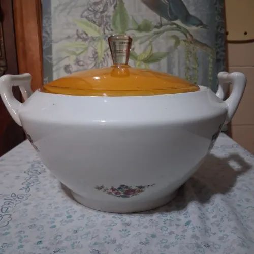 Sopeira. Porcelana Rio Branco e tampa de vidro.