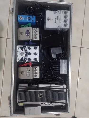 Pedalboard Completo 60x30 com Case + 6 Pedais + Fonte Movall (Pronto para Tocar)
