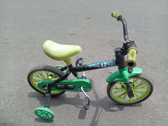 Bicicleta infantil aro 12 verde em bom estado com rodinhas