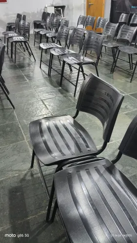 Cadeiras de Alta Resistência. Vendo 50 Cadeiras lindas, super Conservadas, Preço Ótimo 80,
