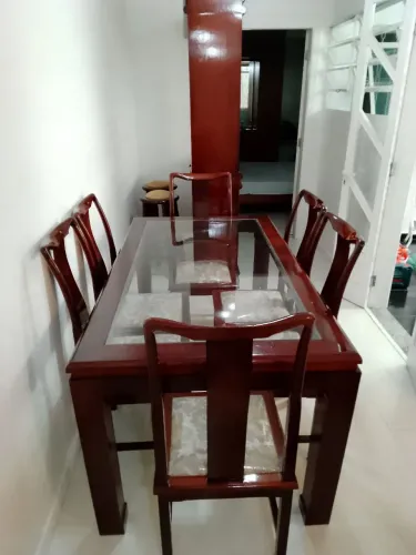 Mesa de jantar mogno maciço verniz laqueado, tampo em vidro e 6 cadeiras