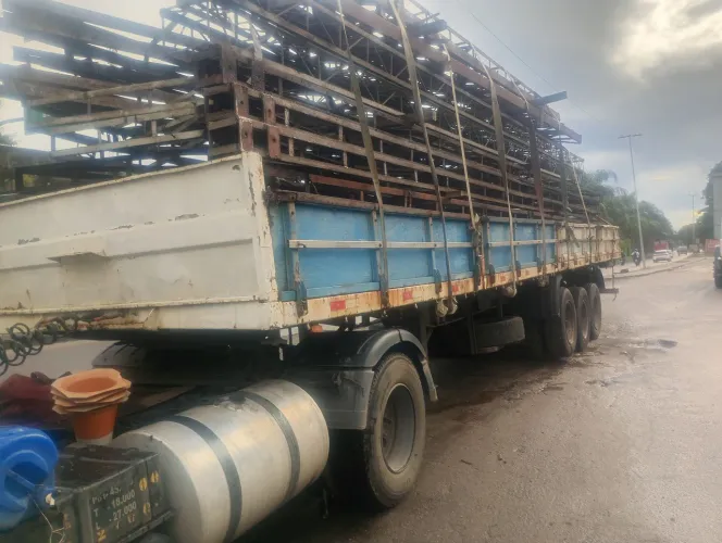 Carreta  chapeada para container no doc