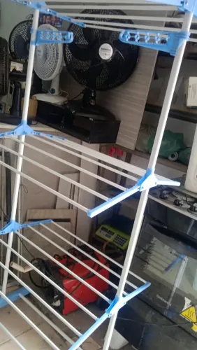 Varal de chão retrátil com Abas e suporte para cabides