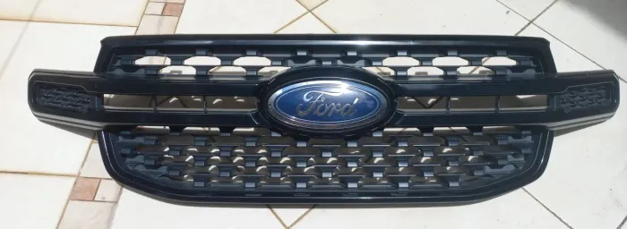 Grade com emblema da Ford Ranger 2024