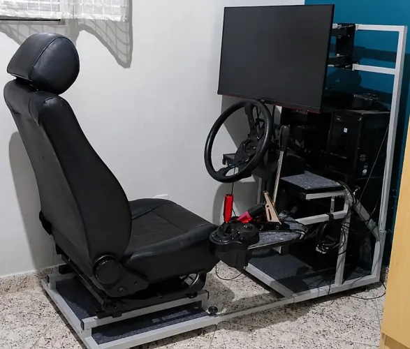 Cockipit com banco automotivo e suporte monitor