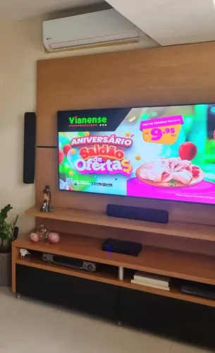 Painel para TV em madeira freijó + rack com nichos e gavetas grandes com amortecedores.