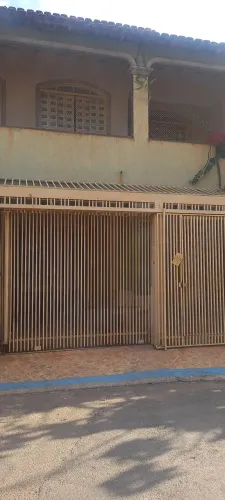ALUGO Sobrado com 3 suítes, 2 vagas churrasqueira Areal DF