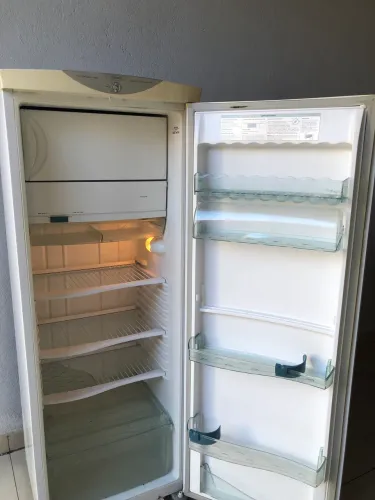 Geladeira e balcão com pia