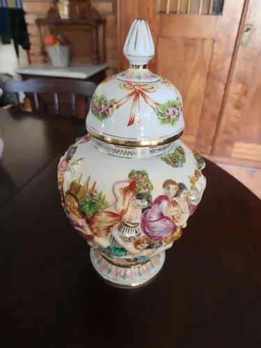 Botiga antiga em porcelana Capodimonte